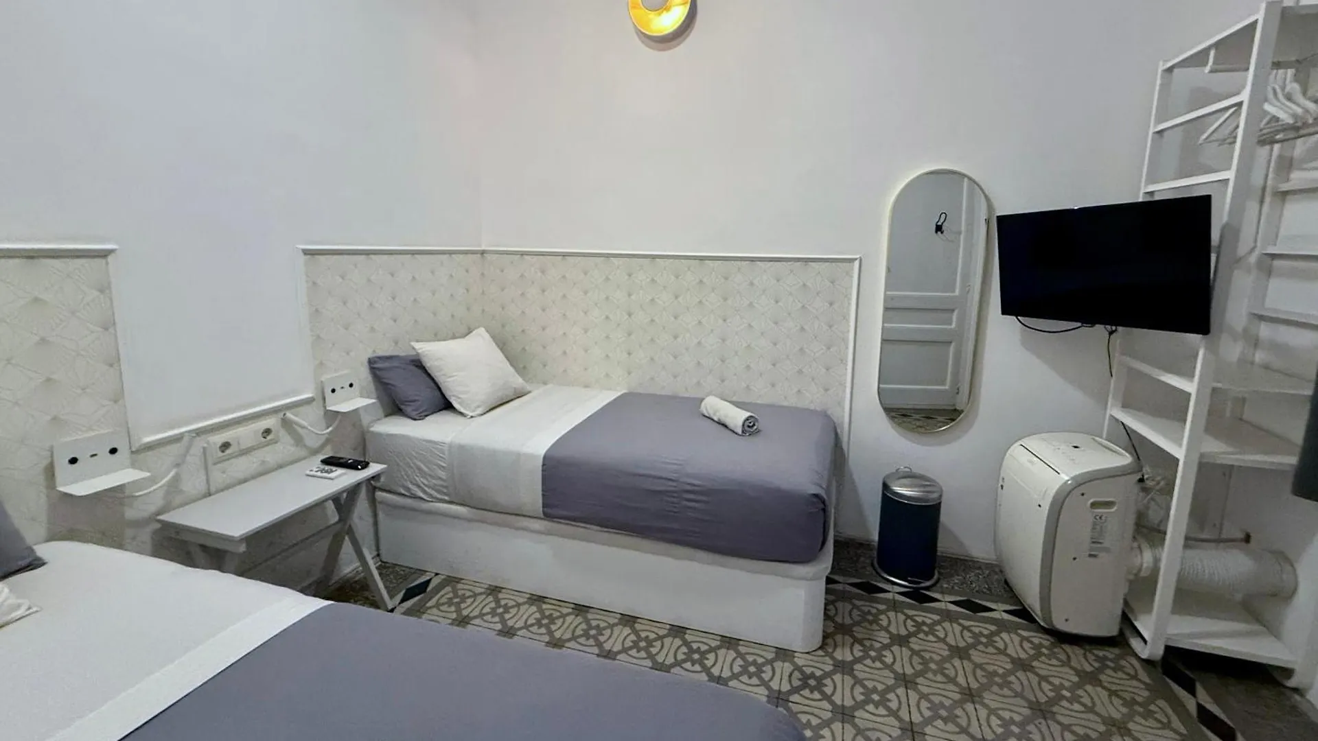 Fabrizzio'S Petit Hostel Barcelona Spain
