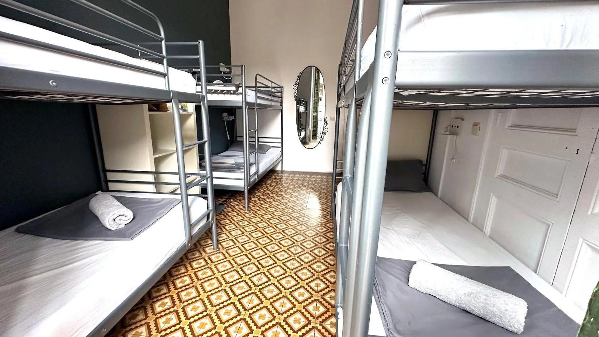 Fabrizzio'S Petit Hostel Barcelona Spain